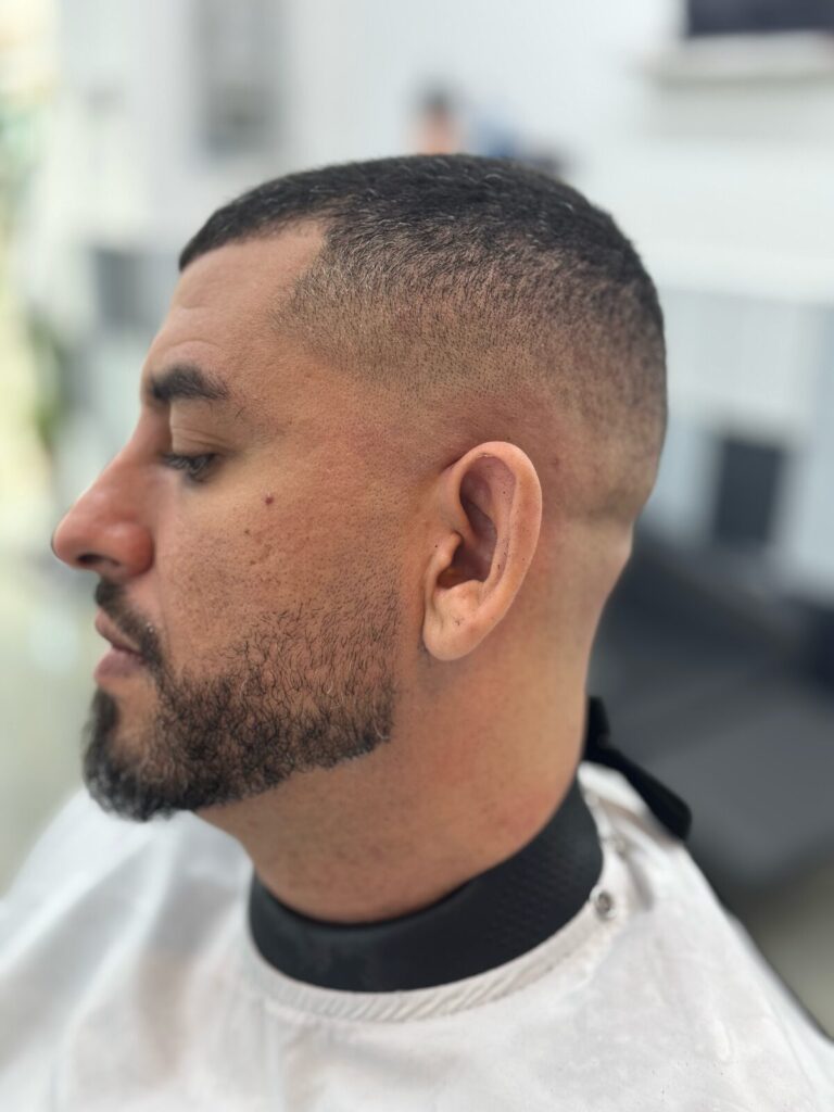 Buzz cut skin fade-del és kontúrozott szakállal