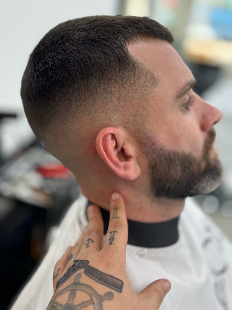 Rövid high fade hajvágás és ápolt szakáll, oldalnézetből