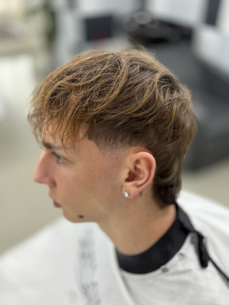 Low taper fade hosszabb, texturált frufruval